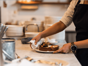 operaciones de limpieza en servicios de catering