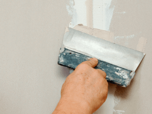 Enlucidor yesista y prevención en obra